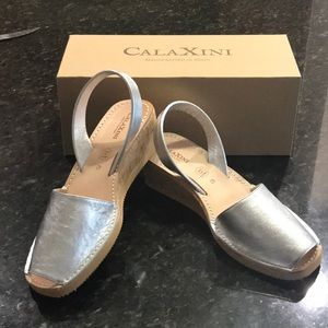 CalaXini Simply Perfect Wedges Silver Sz 42 New in Box